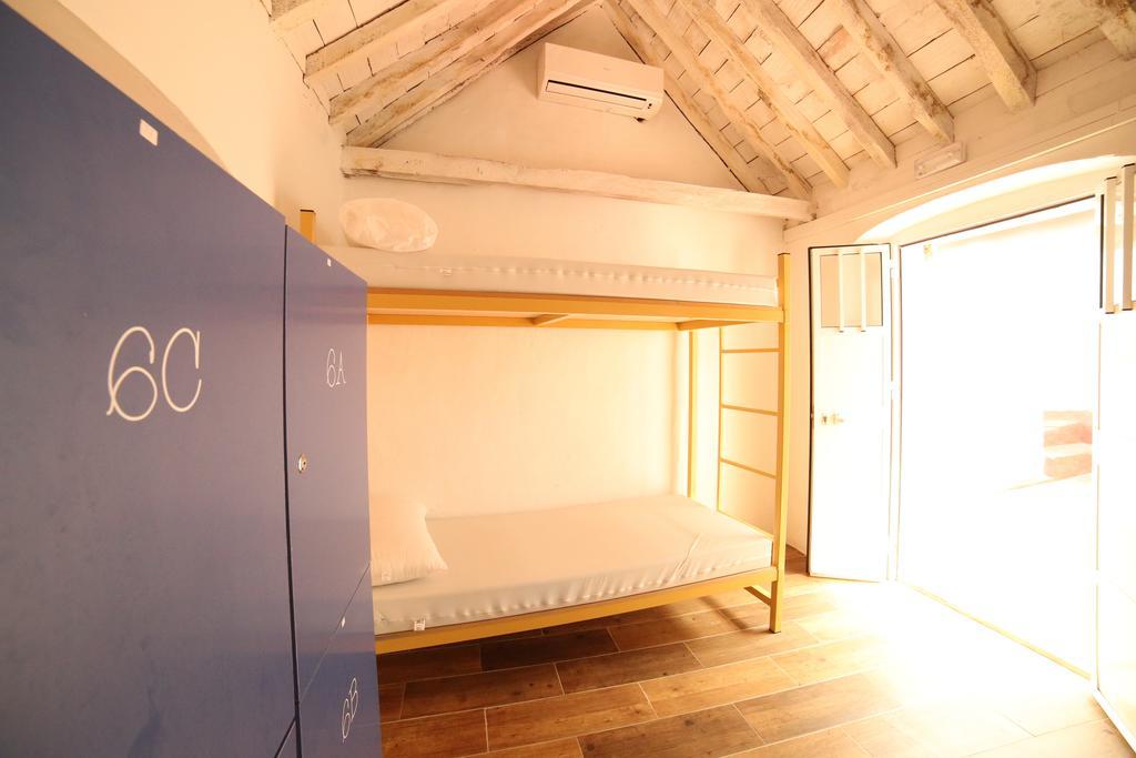 Wake Up In & Restaurant Lounge Hostel *